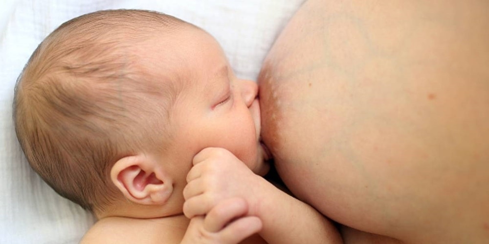 mujer amamantando bebe